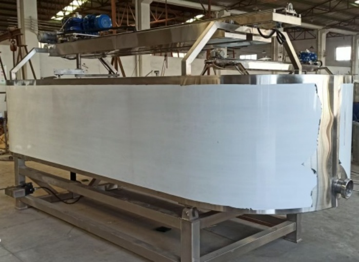 公司新增奶酪制作設(shè)備—不銹鋼奶酪槽、奶油摔打機(jī)